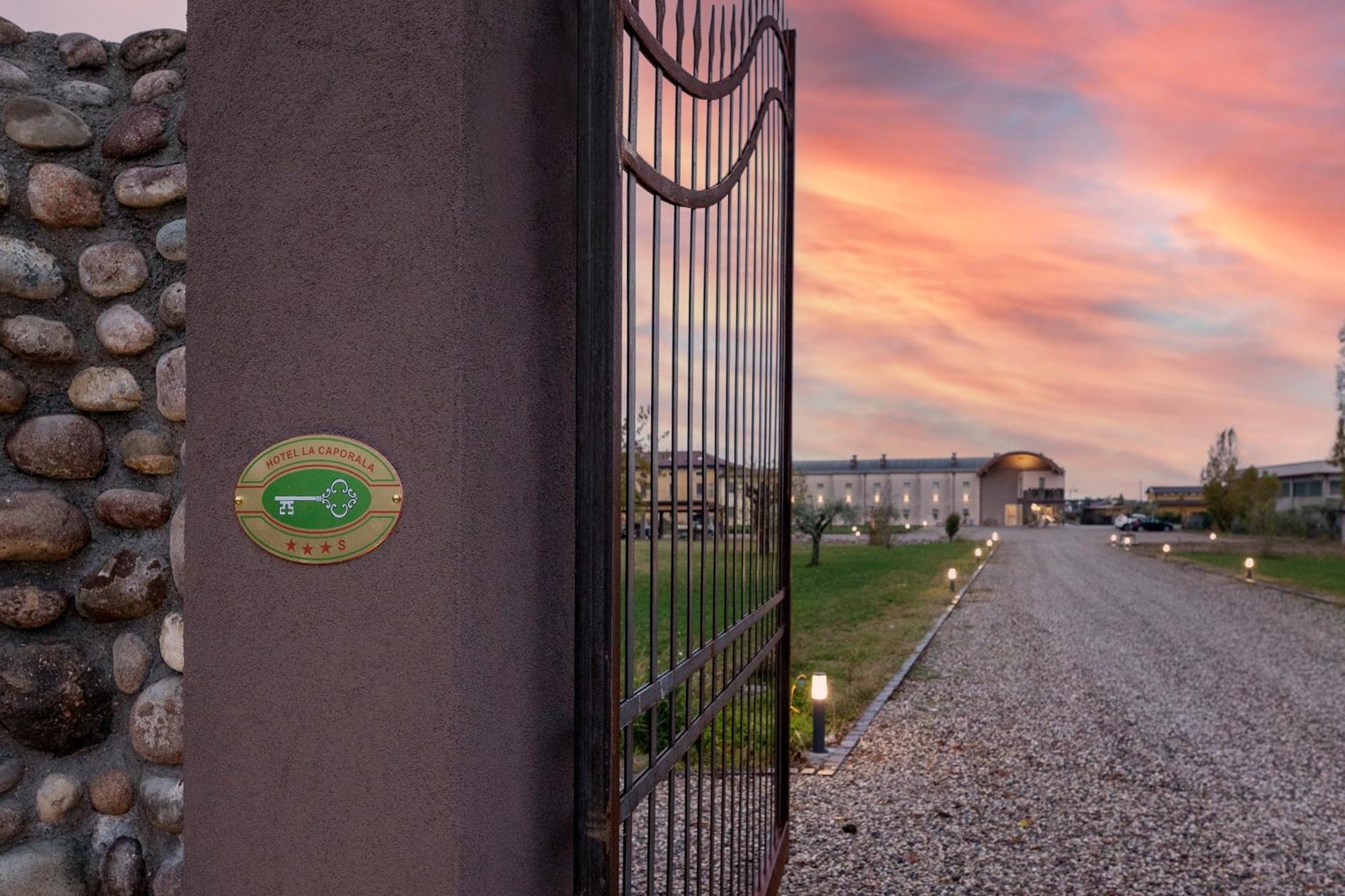 Hotel La Caporala Castel de Azzano Bagian luar foto