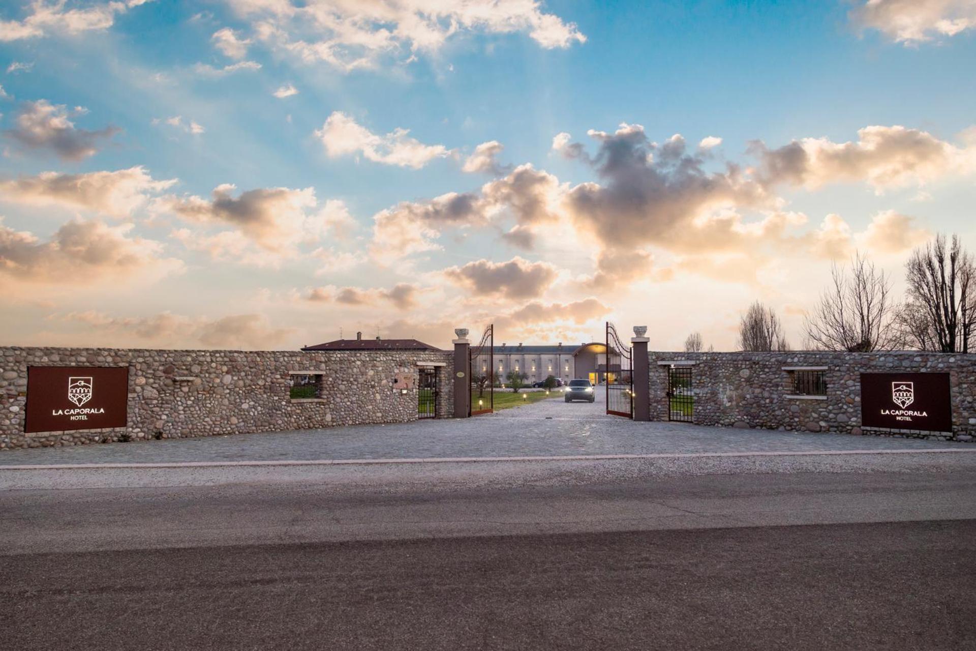 Hotel La Caporala Castel de Azzano Bagian luar foto